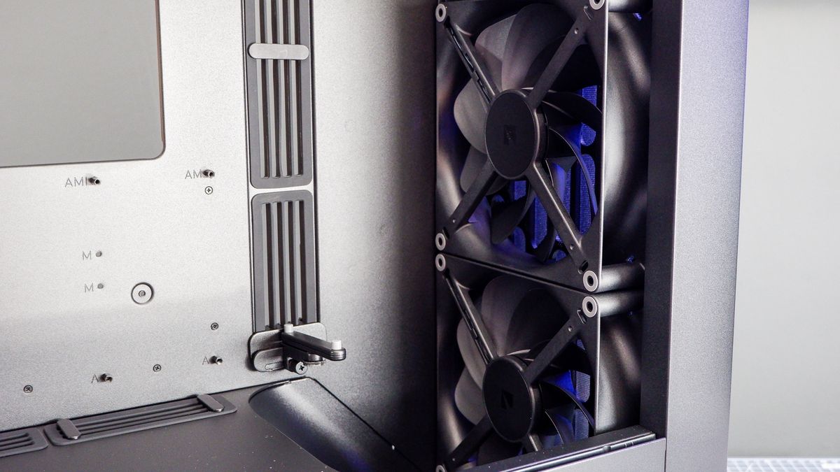 The Havn BF 360 PC case in both black and white with panels removed.