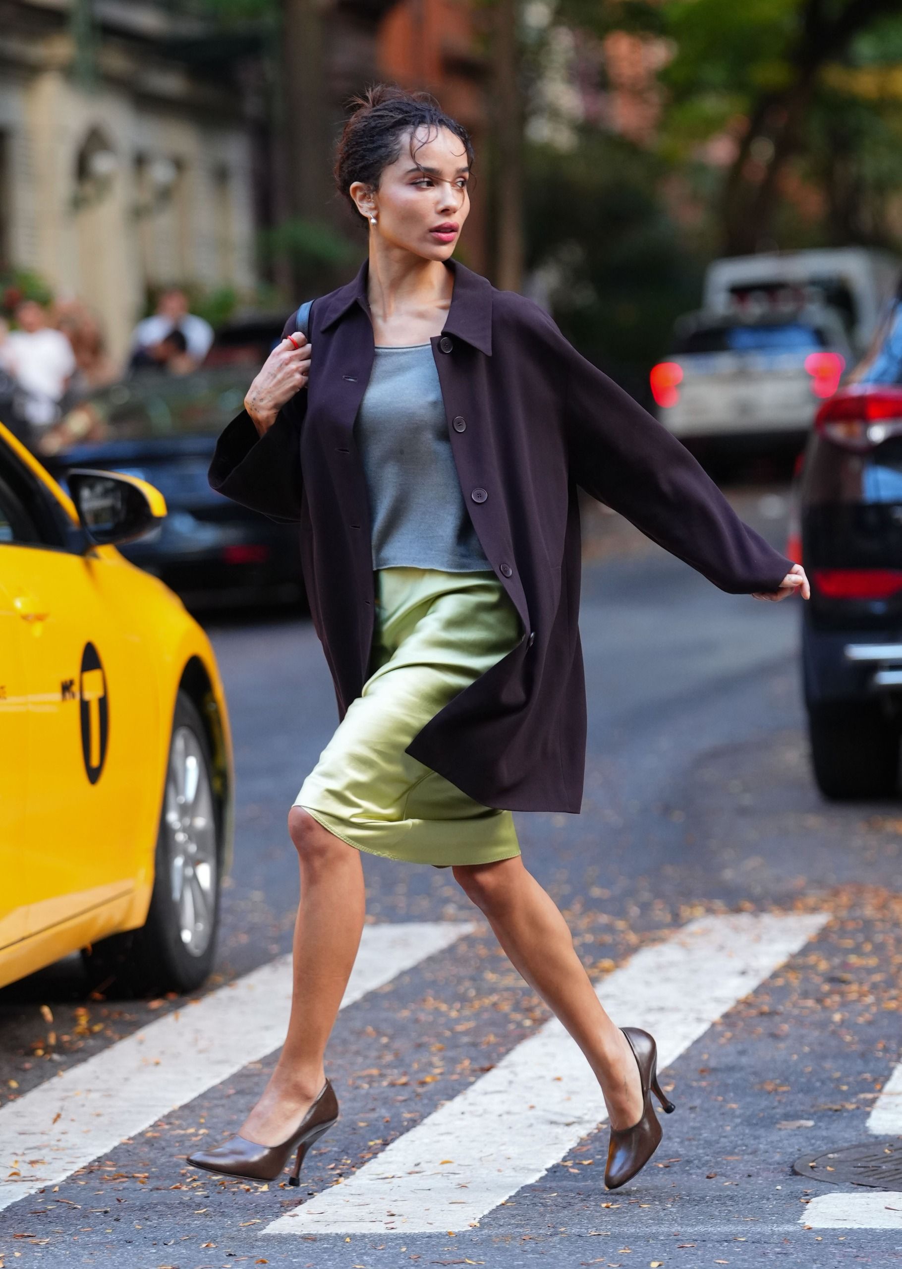 Zoë Kravitz films her new rom-com Die Alive in the high-vamp heels trend