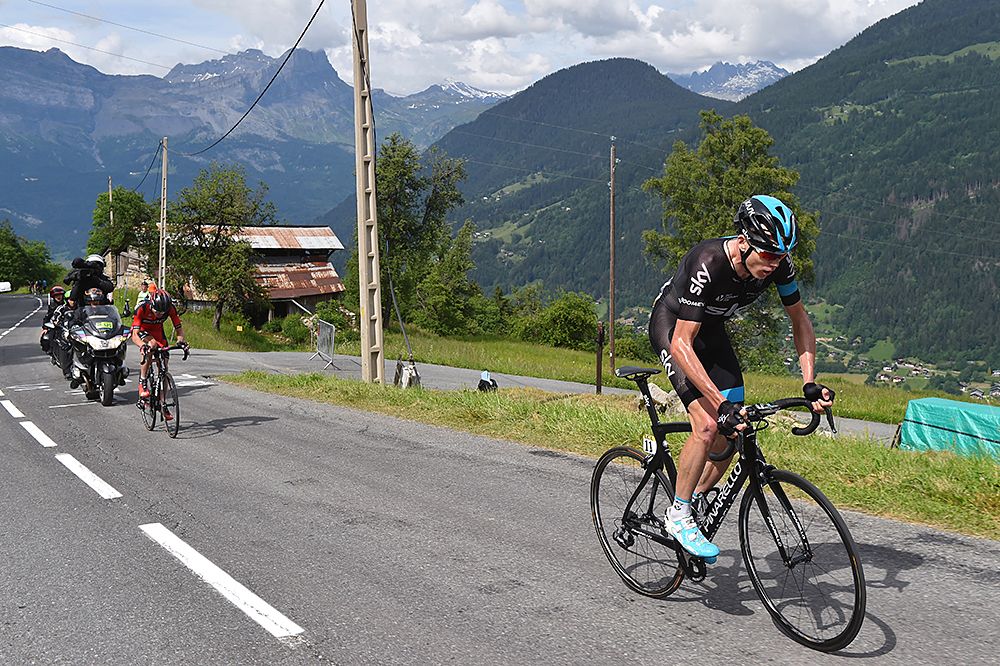 Chris Froome (Team Sky) distances himself from Tejay van Garderen (BMC)