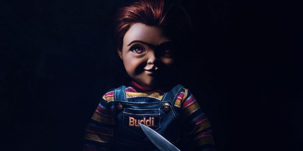 Child&#039;s Play Poster Chucky standing with a knife in the dark