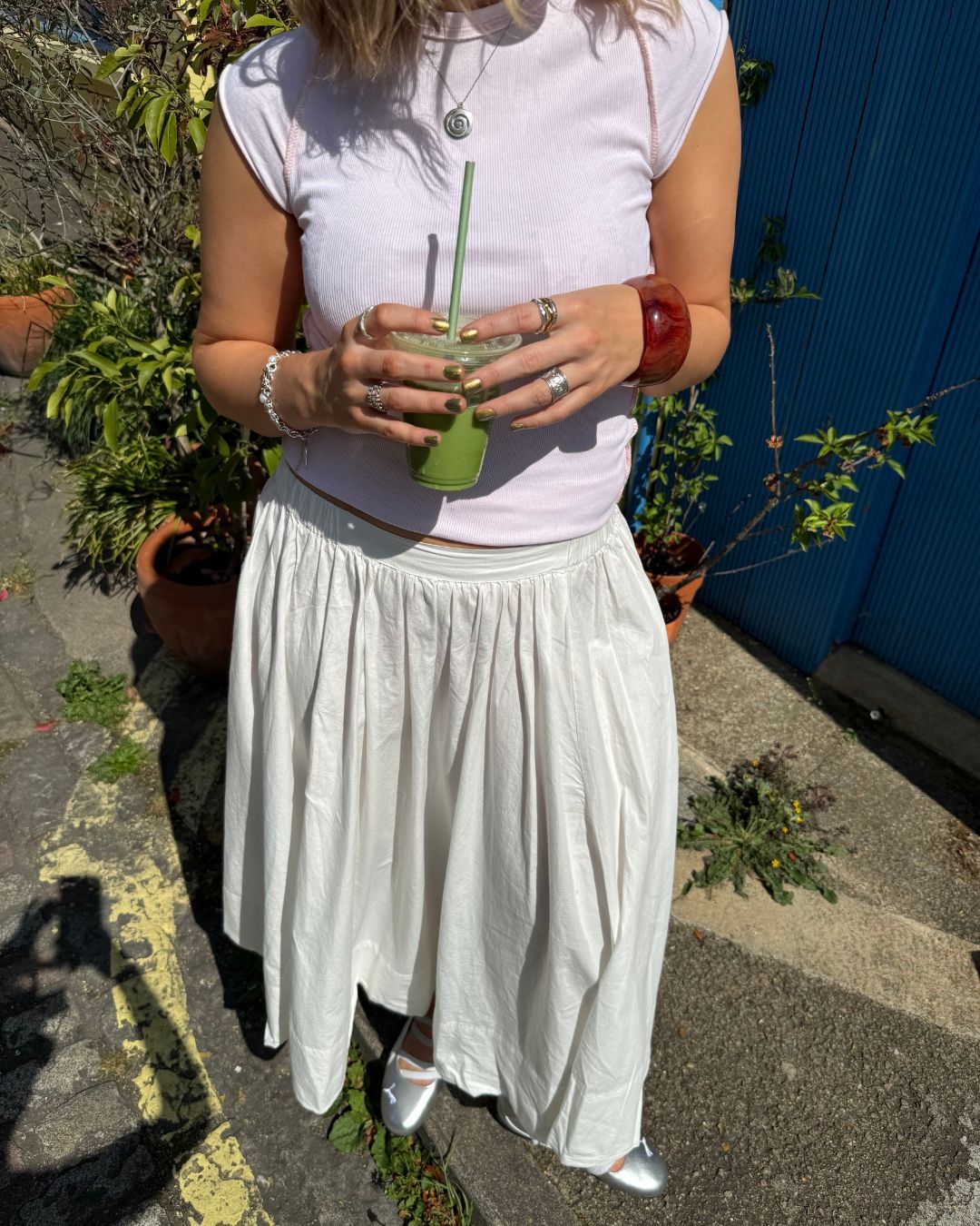 @anniewclinch wears Free People's Lowen midi skirt in 'Ivory'
