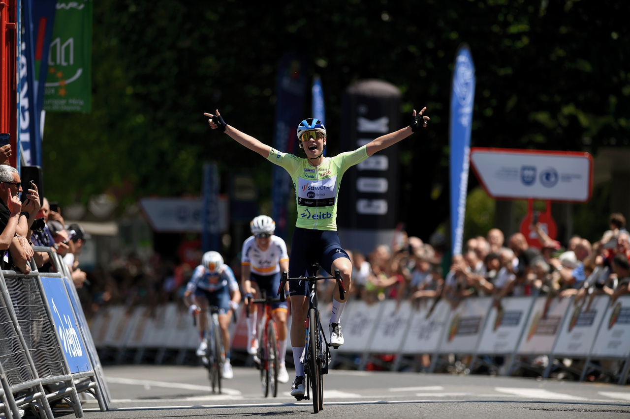 Mischa Bredewold wins stage 2 of Itzulia Women
