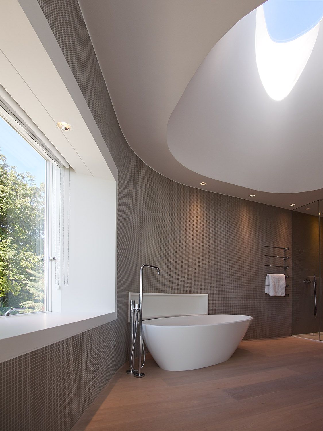 large bathroom with circular rooflight above