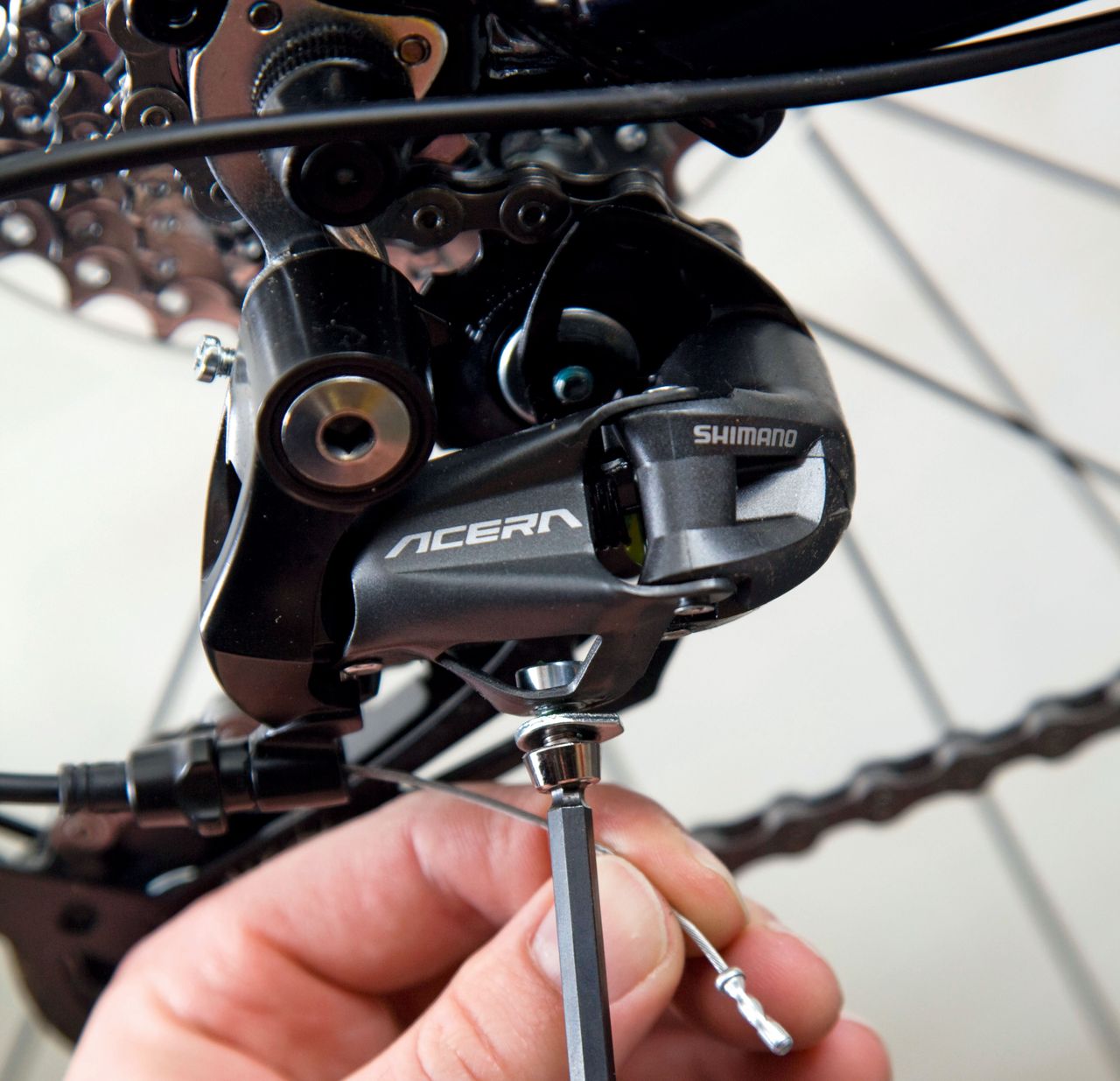 maak de kabel-bevestigingsbout op de derailleur Los