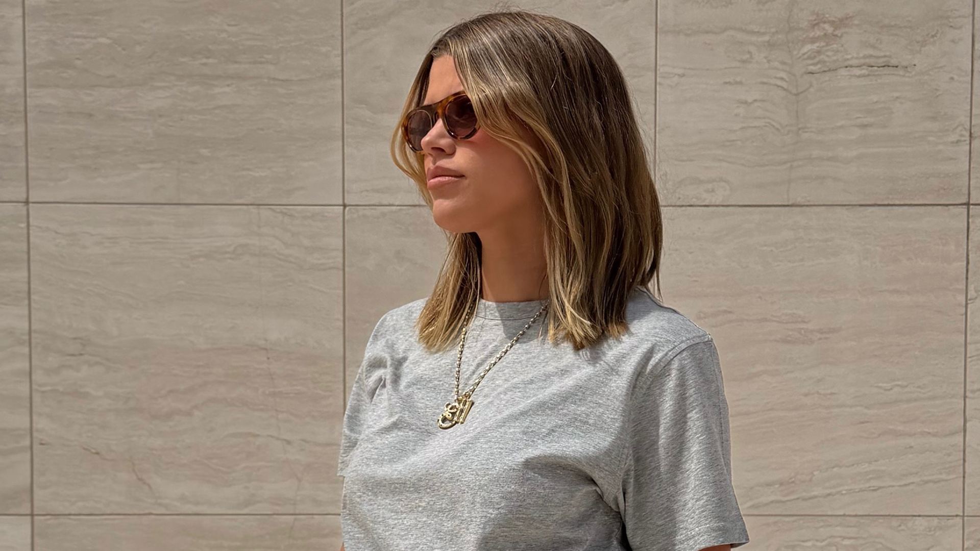 Sofia Richie Grainge styled a cool-mom groutfit with Chlo&eacute; sneakers and a Balenciaga bag