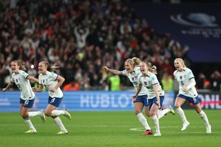 英国女性庆祝后点球大战战胜巴西在2023 Finalissima