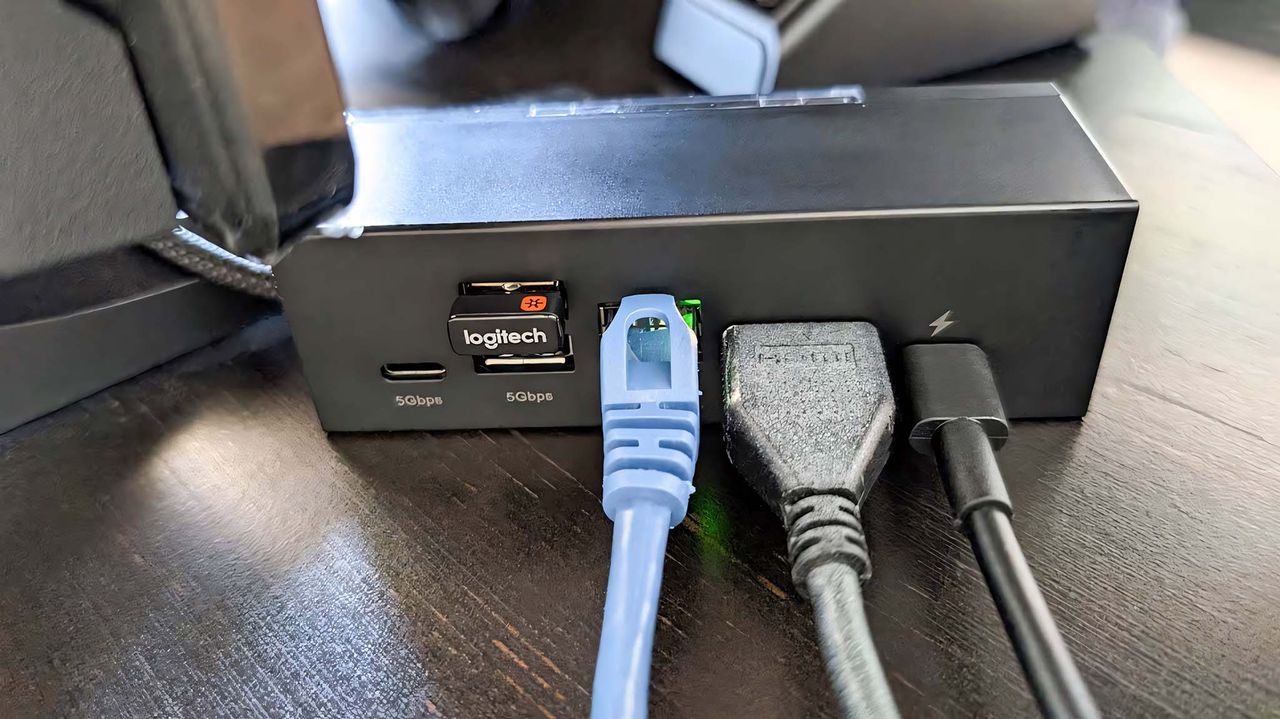 JSAUX 6-in-1 Multifunctional Docking Station ports in use.