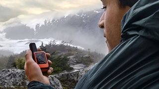 露营者持有Garmin InReach Mini设备