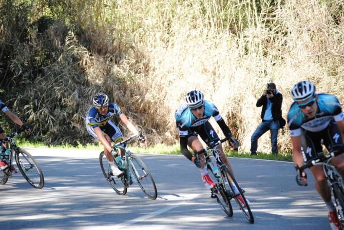 Head of the bunch after the summit, with Carlos Verona (Omega Pharma-Quick Step) and Rafael Valls (Vacansoleil-DCM)