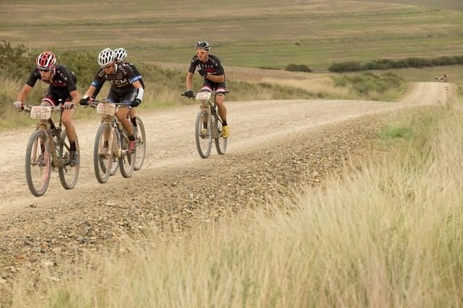 Ariane Kleinhans and Annika Langvad manage to stay ahead of Ester Suss and Sally Bigham of Team Meerendal (seen in the background) to win stage 3