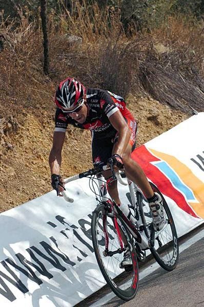 Xabier Zandio (Caisse d'Epargne) hammers.
