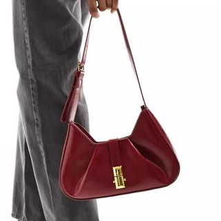 Glamorous shoulder bag with gold clasp in dark red