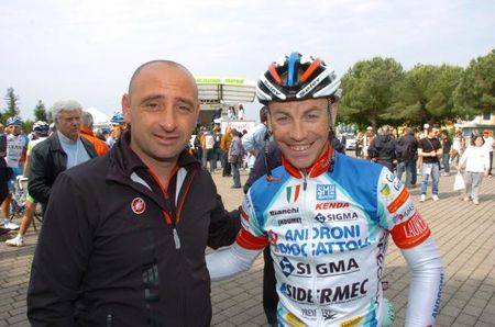 Paolo Bettini and Sella pose at the start