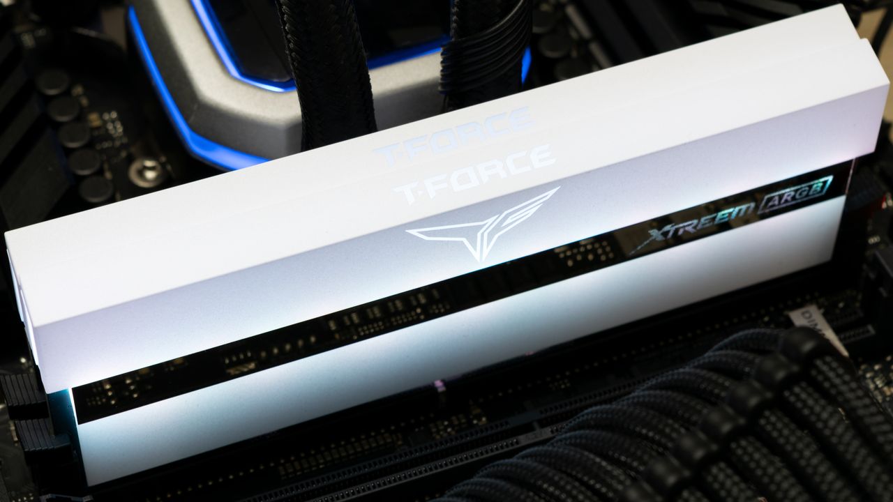 TeamGroup T-Force Xtreem ARGB White DDR4-4000 C15 Review