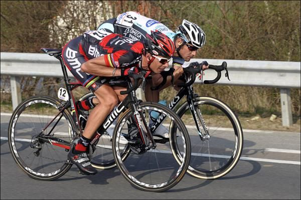 Alessandro Ballan (BMC) and Tom Boonen (Omega Pharma-Quickstep) get aero.