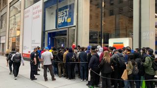 Kunder som står i kø utenfor en Best Buy-butikk i New York i forsøket på å sikre seg et RTX 3080 Ti-grafikkort.