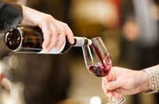 Decanter Pessac Legonan trade tasting 2014, pouring