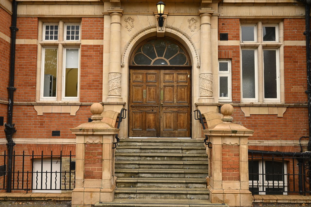 Photograph of steps to a building taken with the Nikkor DX Z 24mm f/1.7 lens