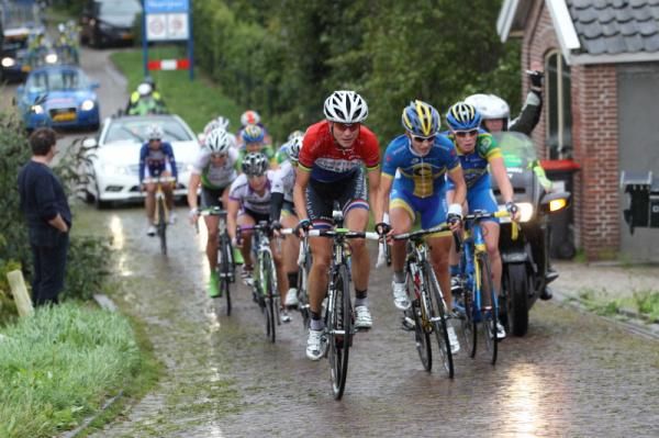 There was a small climb onto the bank of the dijk, just after the start area