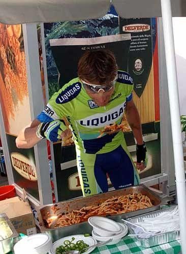 Buon pasta, Danilo! Danilo Di Luca checks out some food before the stage start