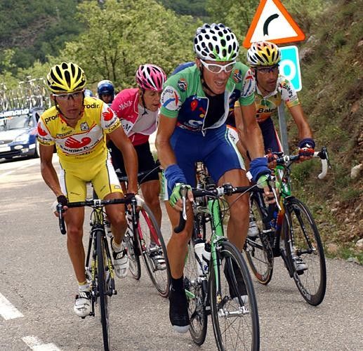 David Bernabeu (Comunidad Valenciana) leads Joaquin Rodriguez in the break
