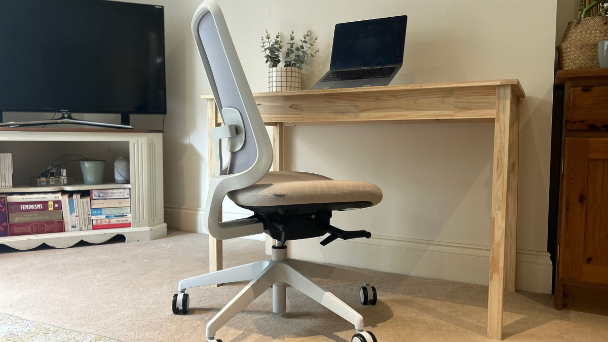 Slouch Task One review: an office chair that finally looks as good as ...