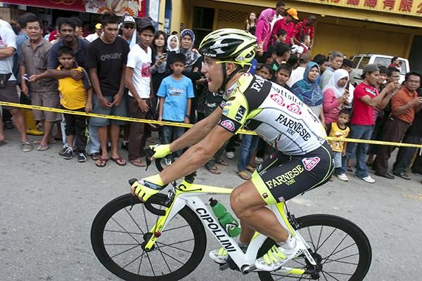 Stage winner Andrea Guardini (Farnese Vini/Neri Sottoli) makes his way towards the presentations in front of locals in Tampin.