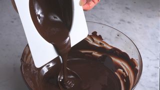 How to make a chocolate Easter egg