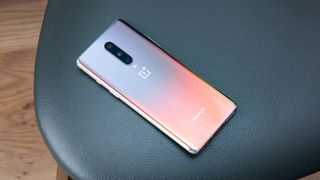 OnePlus 8 tähtienvälinen hehku -värityksellä