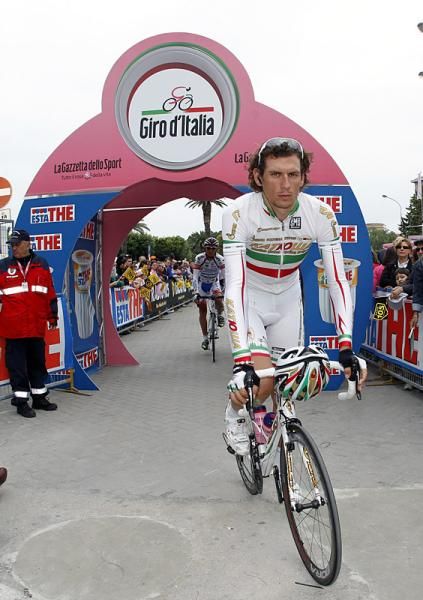 Italian champion Filippo Pozzato (Katusah) heads to the sign-in stage.