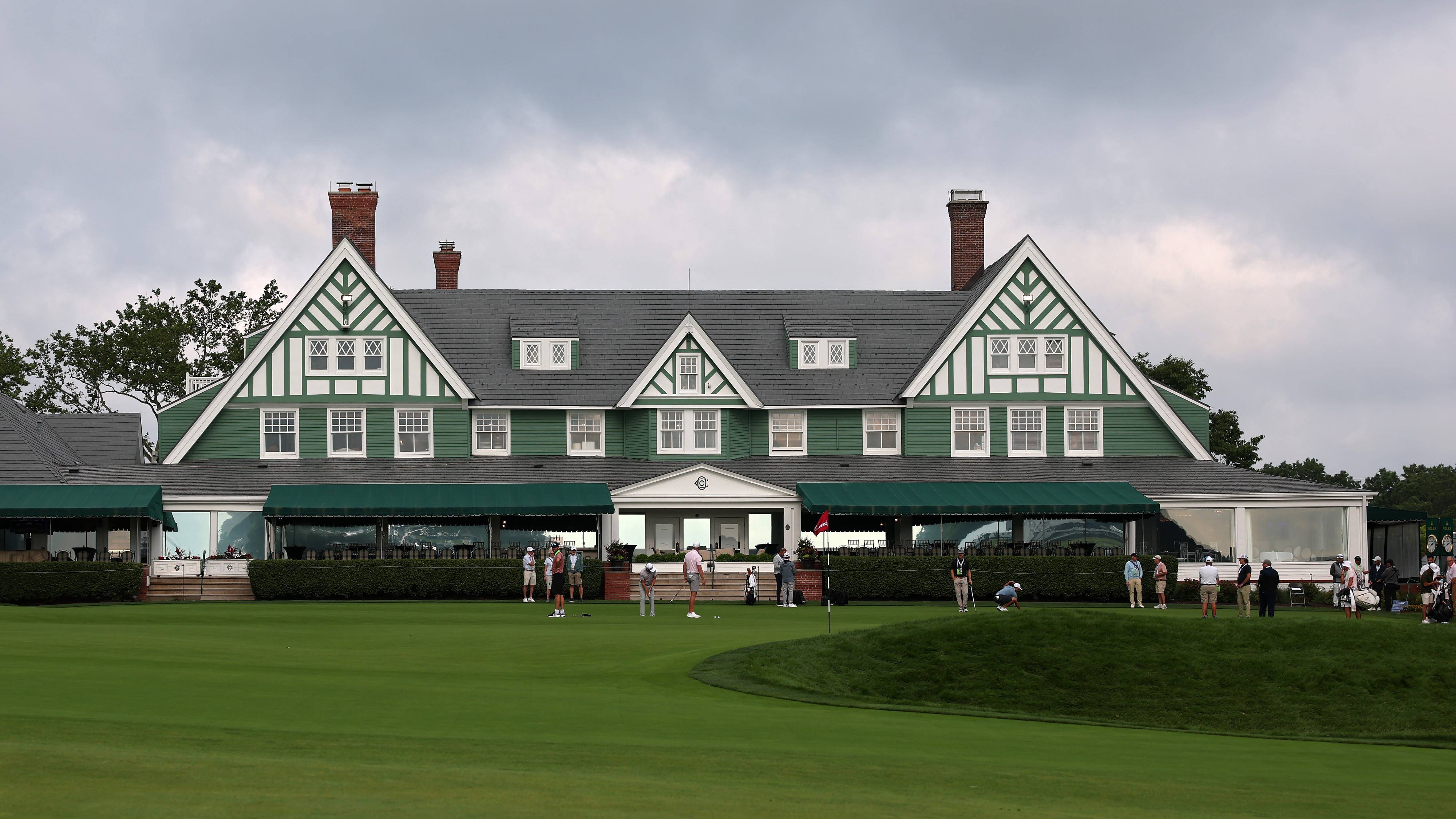 A front on view of Oakmont Country Clubhouse from 