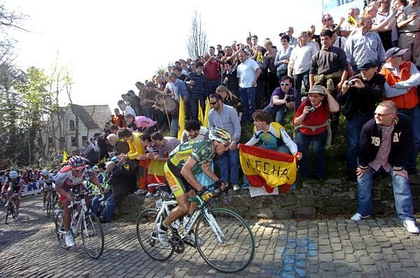 Bert de Waele (Landbouwkrediet-Colnago) rides up the Muur with Leif Hoste.