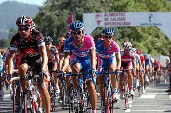Pereiro and Bennati riding close to each other in the race.