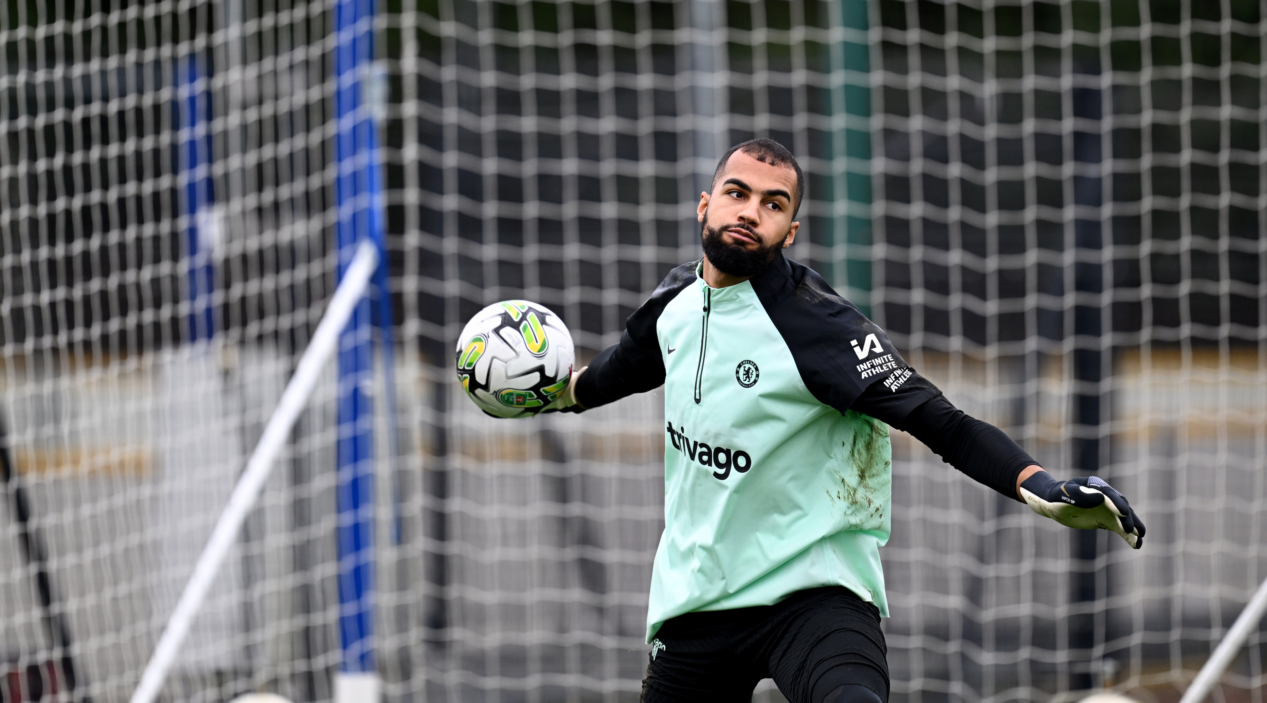 COBHAM, INGHILTERRA - 20 FEBBRAIO: Robert Sanchez del Chelsea durante una sessione di allenamento al Chelsea Training Ground il 20 febbraio 2024 a Cobham, Inghilterra.  (Foto di Darren Walsh/Chelsea FC tramite Getty Images)