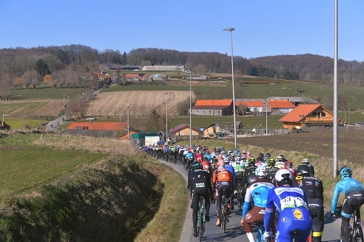 The peloton heads towards the hills