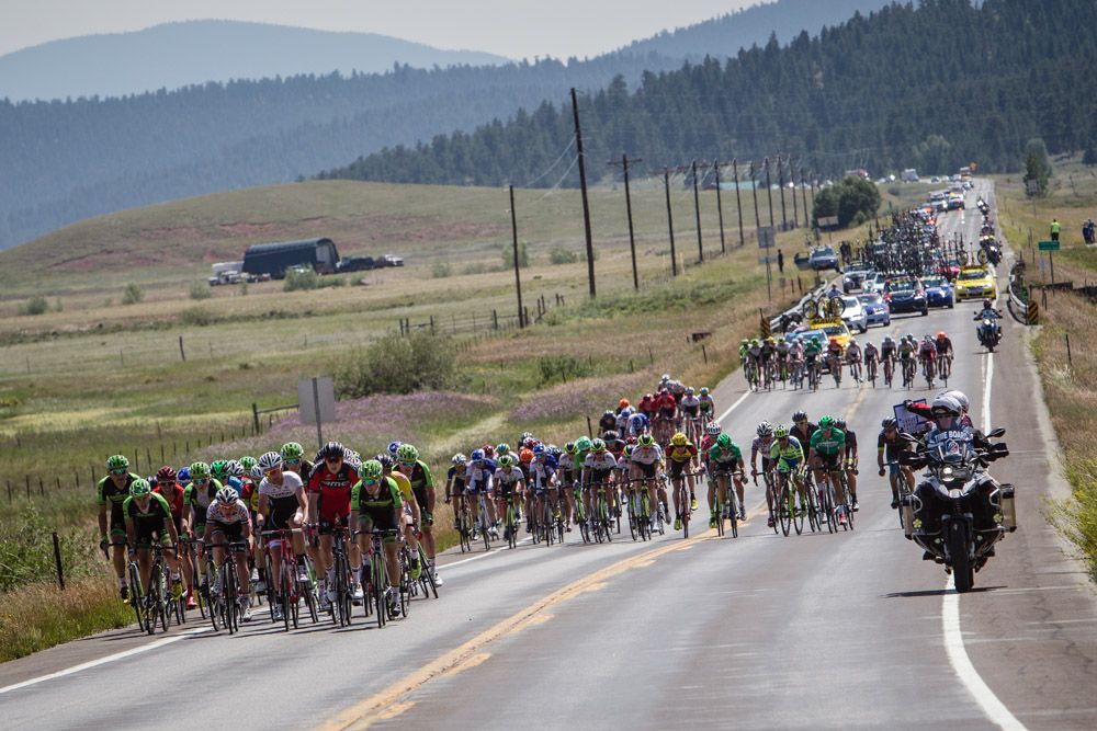 The race shatters as the cross winds hit the peloton