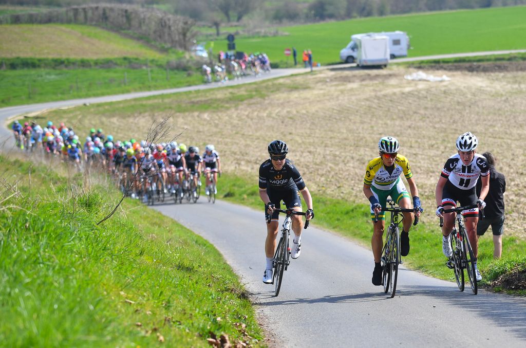 Audrey Cordon and Kat Garfoot try to sneak away with Floortjej Mackaij