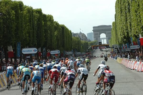 The peloton turns onto the Champs-&Eacute;lys&eacute;es