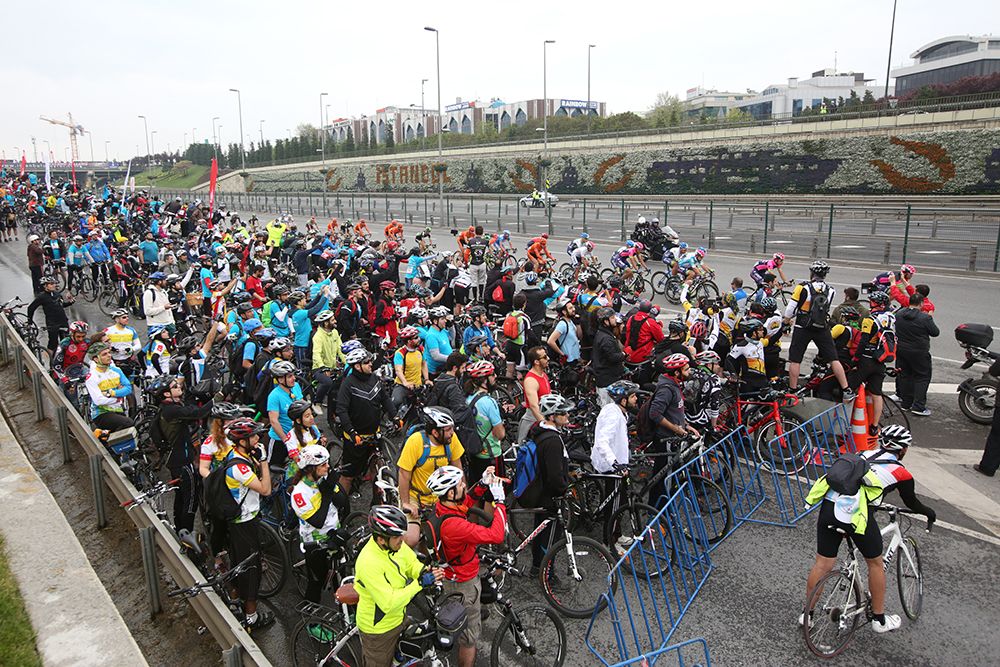 Fans watch the race come past