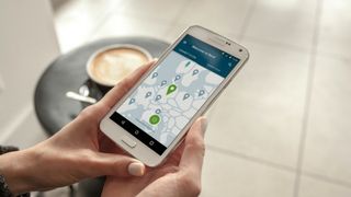 Bästa gratis VPN-tjänst: En person som använder NordVPN på en mobil.