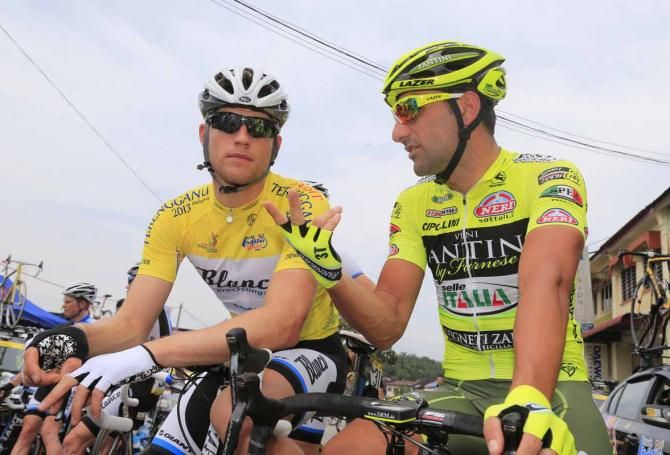 Theo Bos and Francesco Chicchi talk before the start