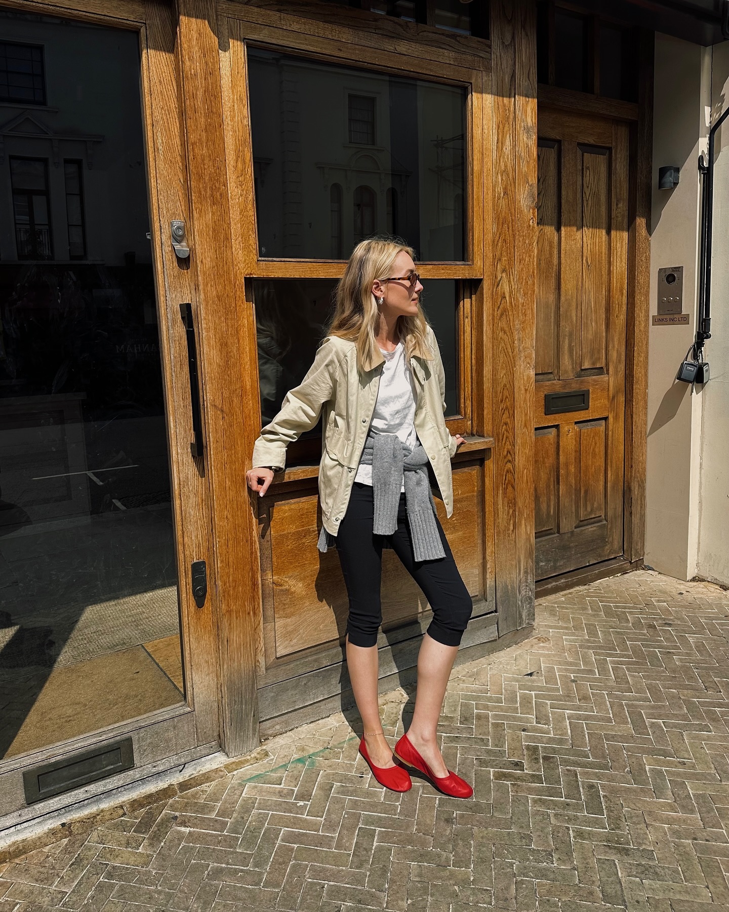 An image of @chloekathbutler wearing a summer trouser trend.