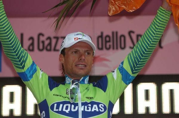 Di Luca salutes the crowd.