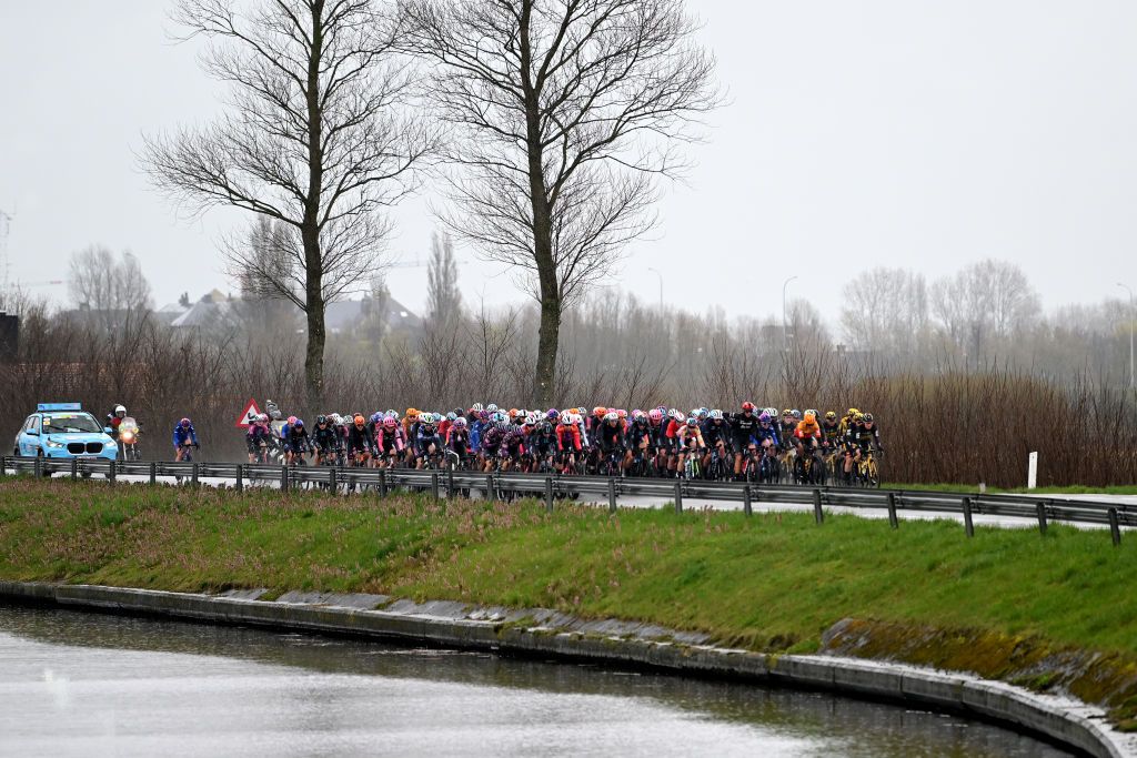 WEVELGEM BELGIUM MARCH 26 A general view of the peloton competing during the 12th GentWevelgem In Flanders Fields 2023 Womens Elite a 1625km one day race from Ypres to Wevelgem UCIWWT on March 26 2023 in Wevelgem Belgium Photo by Luc ClaessenGetty Images