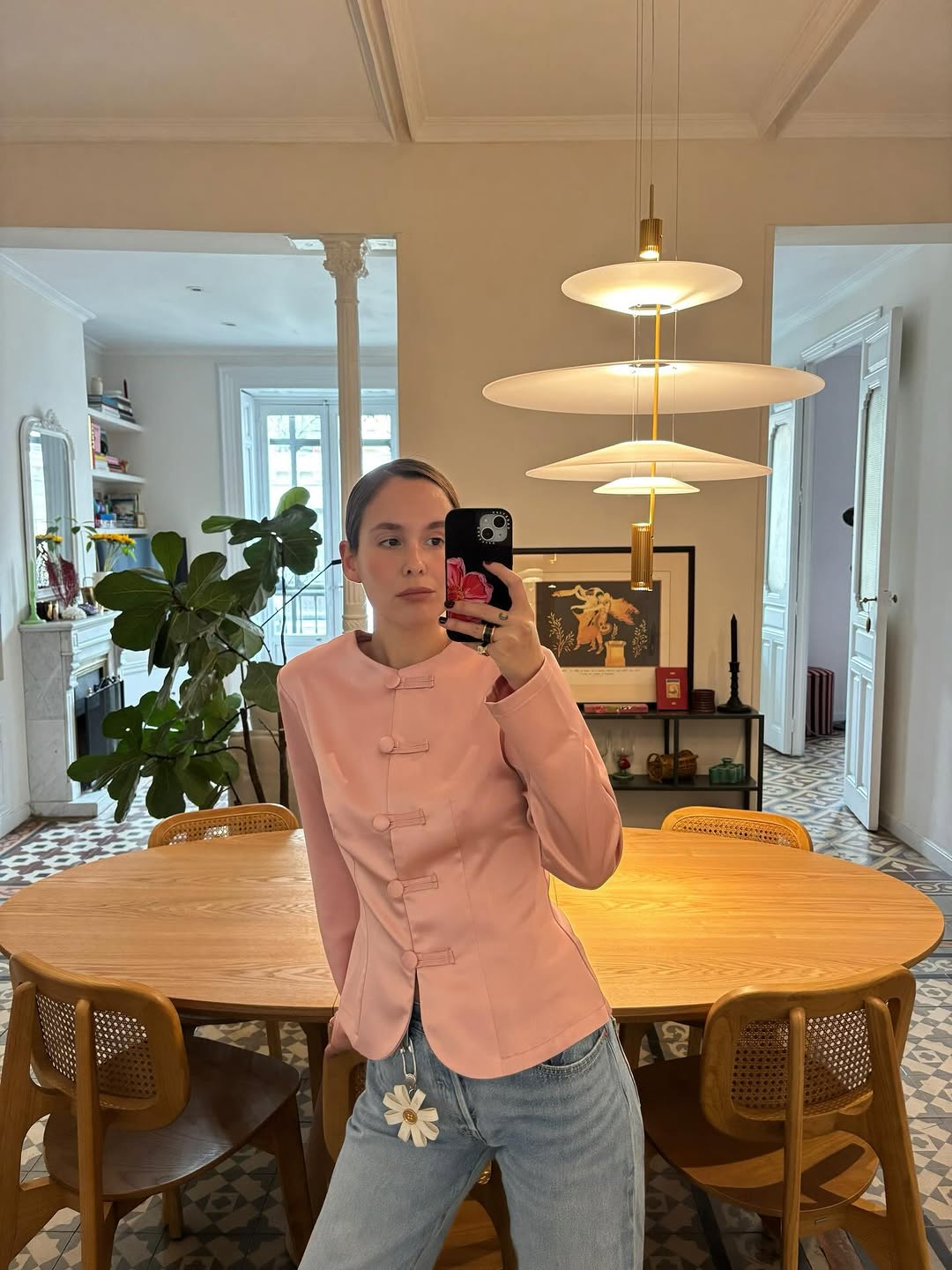 woman wearing spring jacket trend with jeans 2026