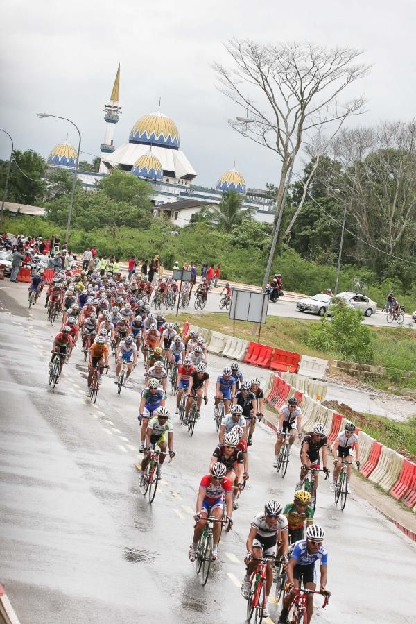 Racers roll out for the start of stage 5.