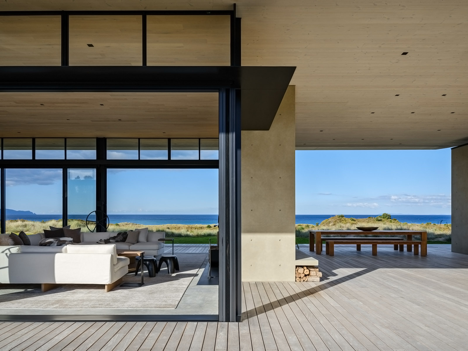 Te Whare Tupu Kirikiri, a New Zealand house in a rugged beach
