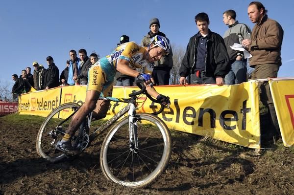 Tom Meeusen (Telenet Fidea) cleans the descent.