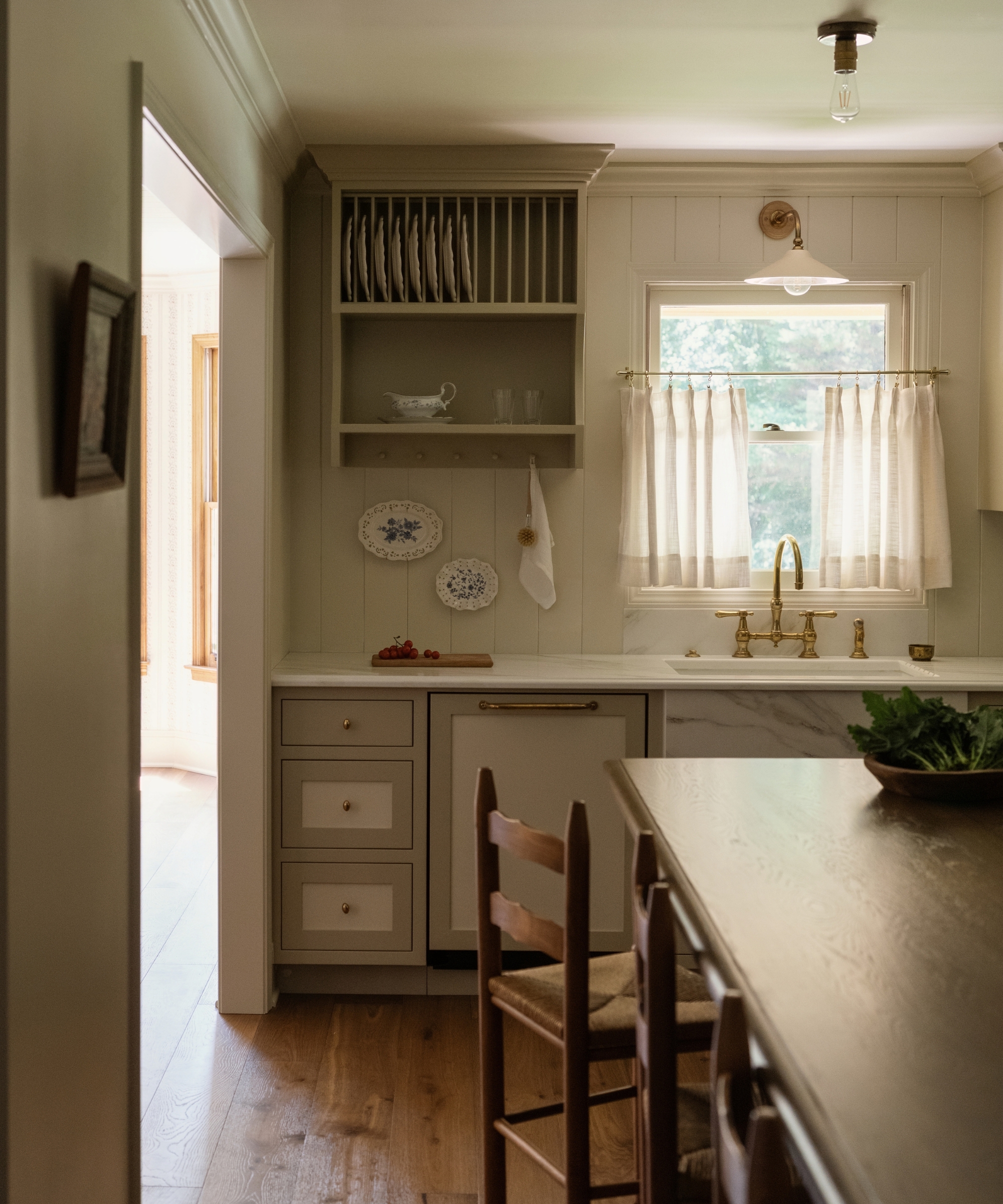 A neutral kitchen with two tone cabinet borders