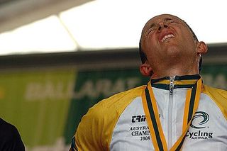 Aussie champ Matthew Lloyd has a bit of knee pain, but wants to finish the Giro